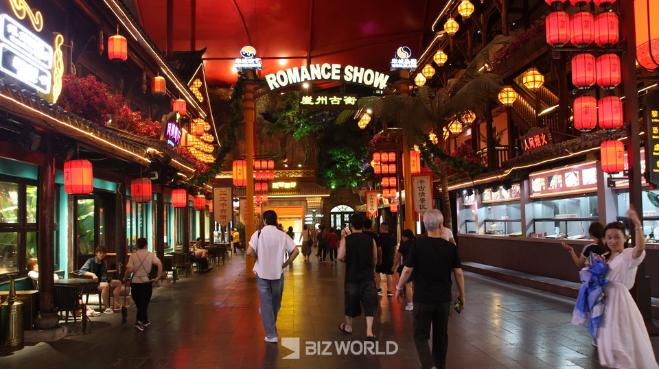 ]천고정 공연장 가는 길 양 옆으로 다양한 전시장과 음식점이 발길을 사로잡는다. 사진=손진석 기자