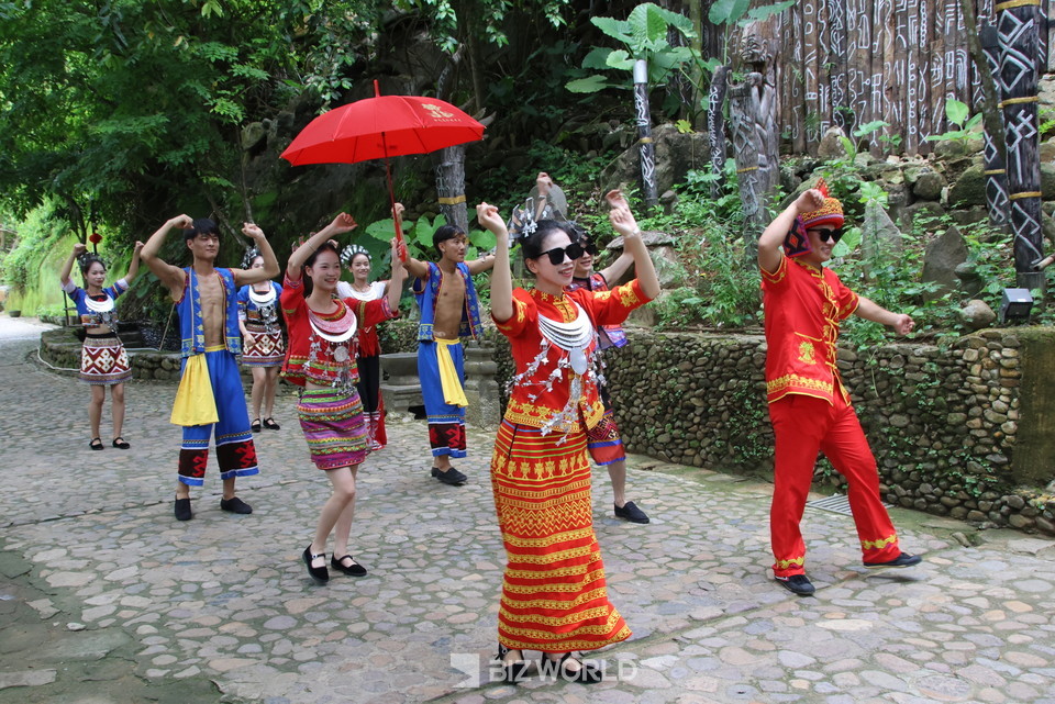 리족 전통 결혼식 행렬을 제현하고 있다. 사진=손진석 기자