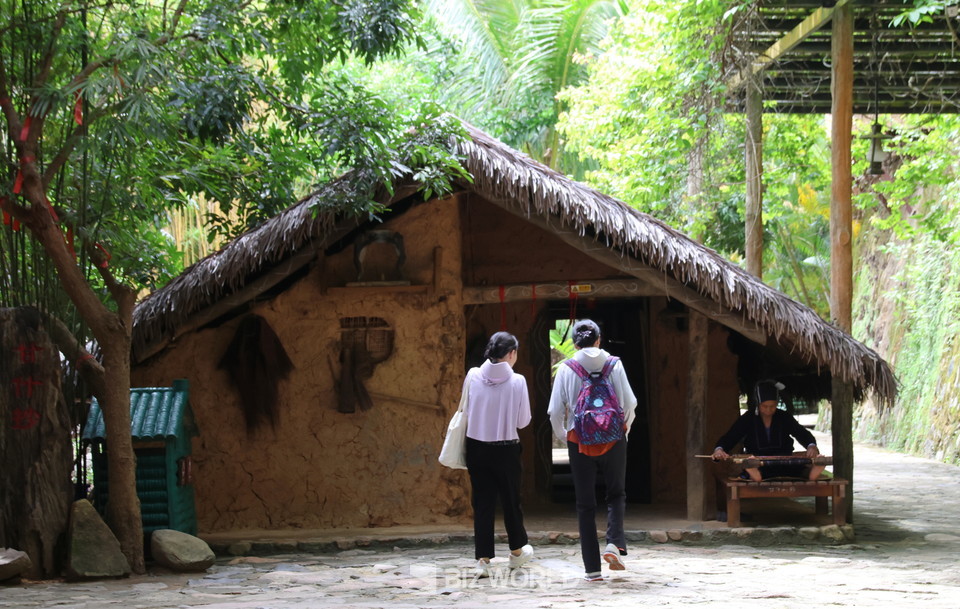 고상식 전통 가옥과 전통방식으로 천을 짜고 있는 주민. 사진=손진석 기자