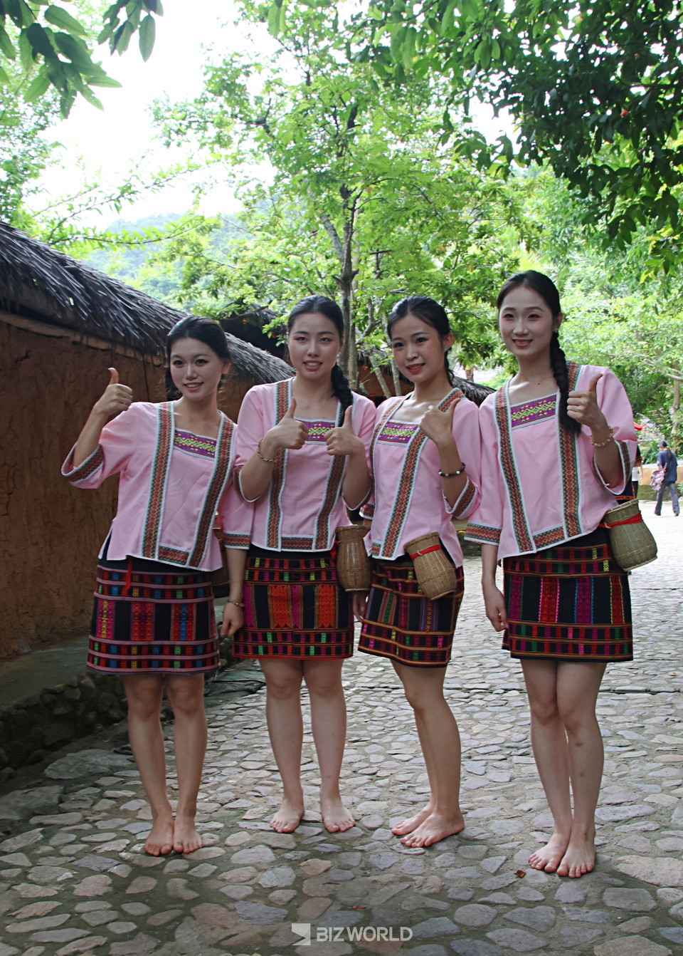 공연을 마치고 포즈를 취하고 있는 빈랑곡 마을 처녀들. 사진=손진석 기자