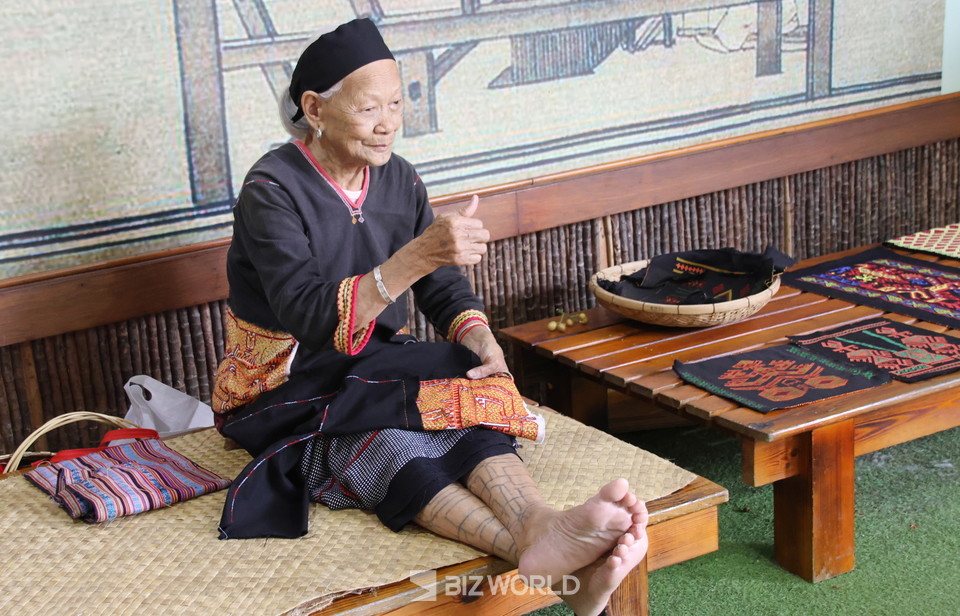 어릴적 몸에 문신을 한 빈랑곡 할머니가 반갑게 인사를 하고 잇다. 사진=손진석 기자