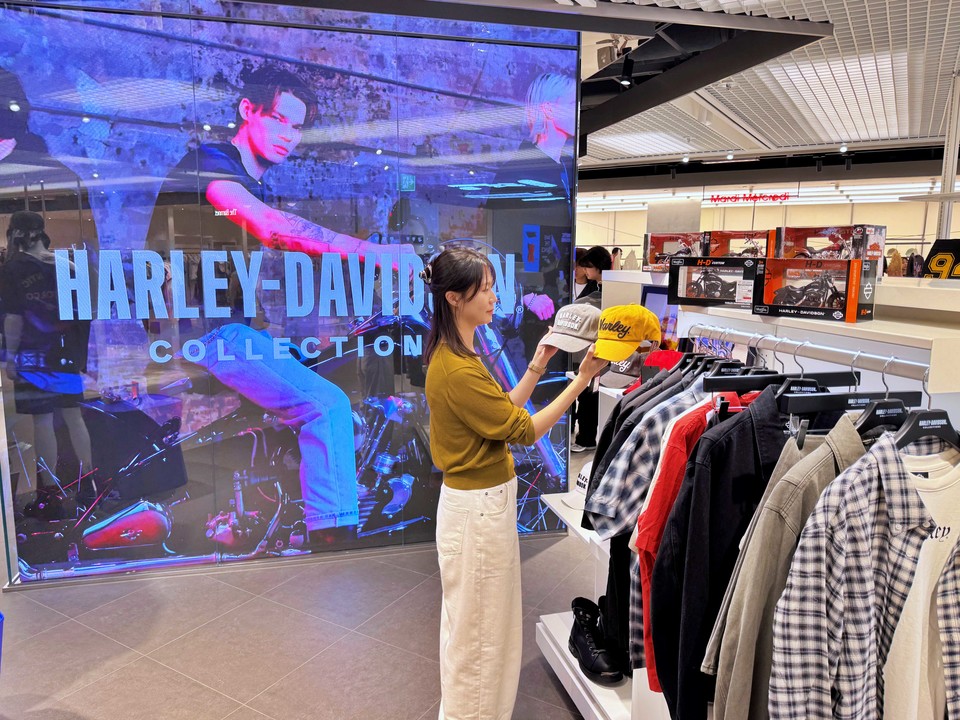롯데백화점은 오는 8월 7일까지 서울시 중구 본점 9층 키네틱 스테이지에서 ‘할리데이비슨 컬렉션스(HARLEY-DAVIDSON COLLECTIONS)’ 팝업스토어를 운영한다고 밝혔다. 사진=롯데백화점