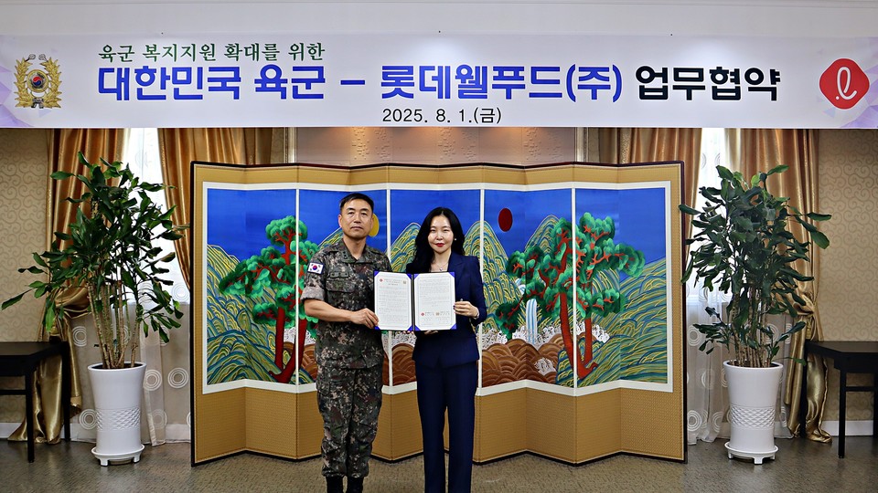 여명랑 롯데웰푸드 푸드사업부장(오른쪽), 김진익 육군본부 인사참모부장이 업무협약 체결 후 기념사진을 촬영하고 있다. 사진=롯데웰푸드