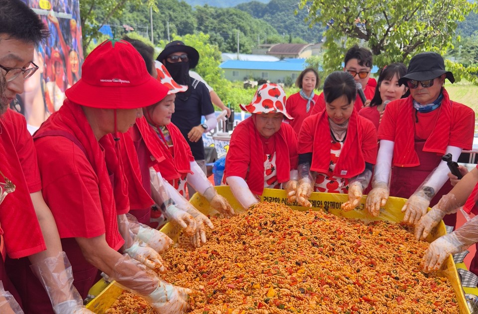 ㈜오뚜기가 공식 후원한 ‘2025 화천 토마토축제’가 지역주민과 관광객의 뜨거운 호응 속에 지난 3일 막을 내렸다고 5일 밝혔다. 사진=오뚜기