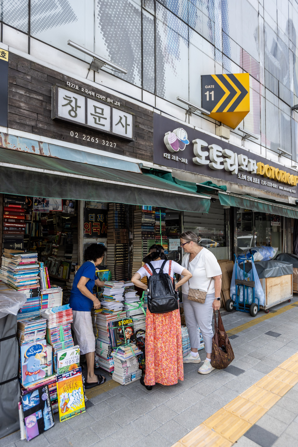 외국 관광객이 동대문 책방 골목을 찾아 헌책들을 살펴보고 있다. 사진=서울관광재단