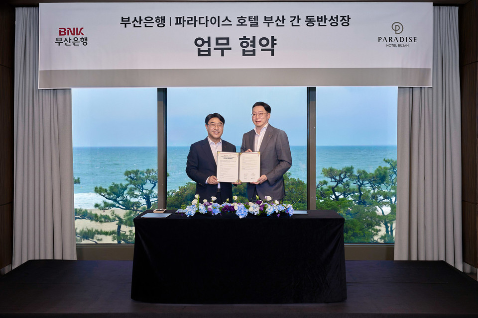최종환 ㈜파라다이스 대표(오른쪽)와 방성빈 BNK부산은행장이 지난 4일 파라다이스 호텔 부산 카프리룸에서 열린 ‘파라다이스 호텔 부산-BNK부산은행 지역경제 활성화 업무협약식’에서 기념 촬영을 하고 있다. 사진=파라다이스 호텔 부산