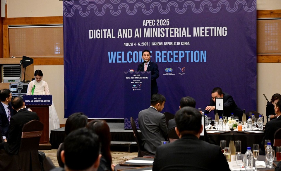 유정복 인천광역시장이 지난 4일 연수구 경원재에서 열린 'APEC 2025 디지털 ·AI 장관회의 만찬'에서 건배사를 하고 있다. 사진=인천시