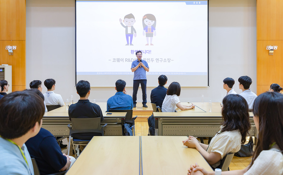 지난 1일 진행된 코웨이 R&D 인턴사원 오리엔테이션에서 최인두 코웨이 환경기술연구소장이 환영 인사를 전하고 있다. 사진=코웨이