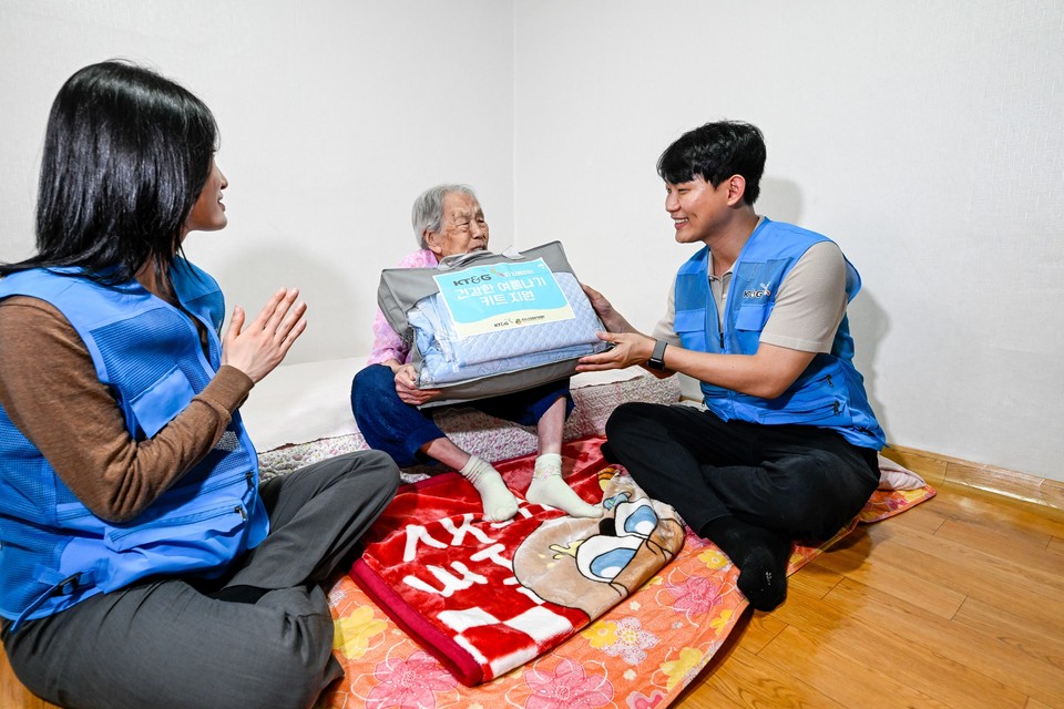 KT&G가 지난 5일 폭염 피해 취약계층을 위해 여름나기 물품을 긴급 지원했다. 사진은 봉사활동에 참여한 직원이 여름나기 물품을 전달하는 모습. 사진=KT&G