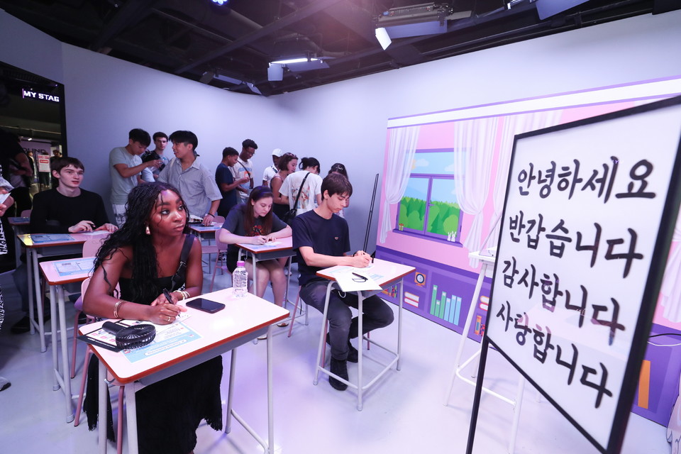 '여행자의집'에서 한국어를 배우고 있는 NYO-USA 단원들. 사진=한국관광공사