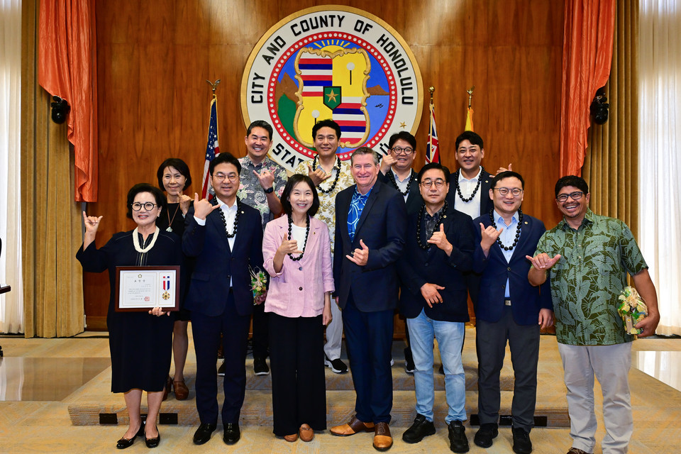 호놀롤루시의회 토미 워터스 의장 면담 후 참석자들이 기념 사진을 촬영하고 있다. 사진=서울시의회