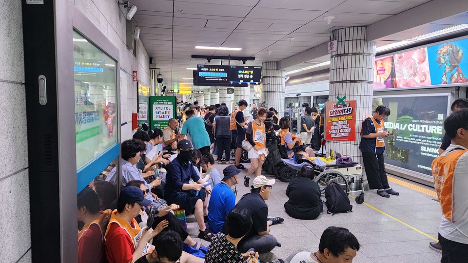 불법점거시위를 진행 중인 전국장애인차별철폐연대. 사진=문성호 시의원