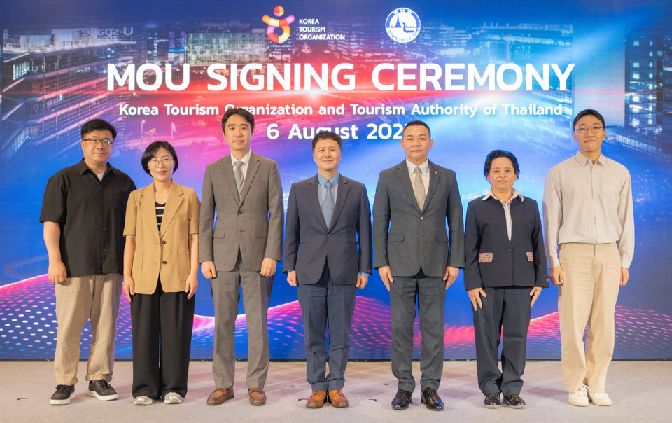 방콕 관광기업지원센터 데모데이 연계 태국관광청 업무협약 체결하고 기념 사진을 촬영하고 있다., 사진=한국관광공사