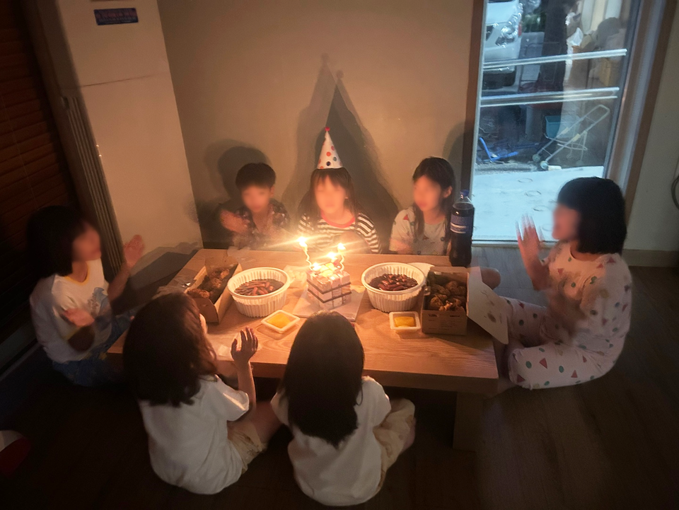 NCT 마크의 기부로 확대된 ‘너의 곁에 우리’ 사업을 통해 보호대상아동이 따뜻한 생일파티를 즐기고 있다. 사진=희망브리지