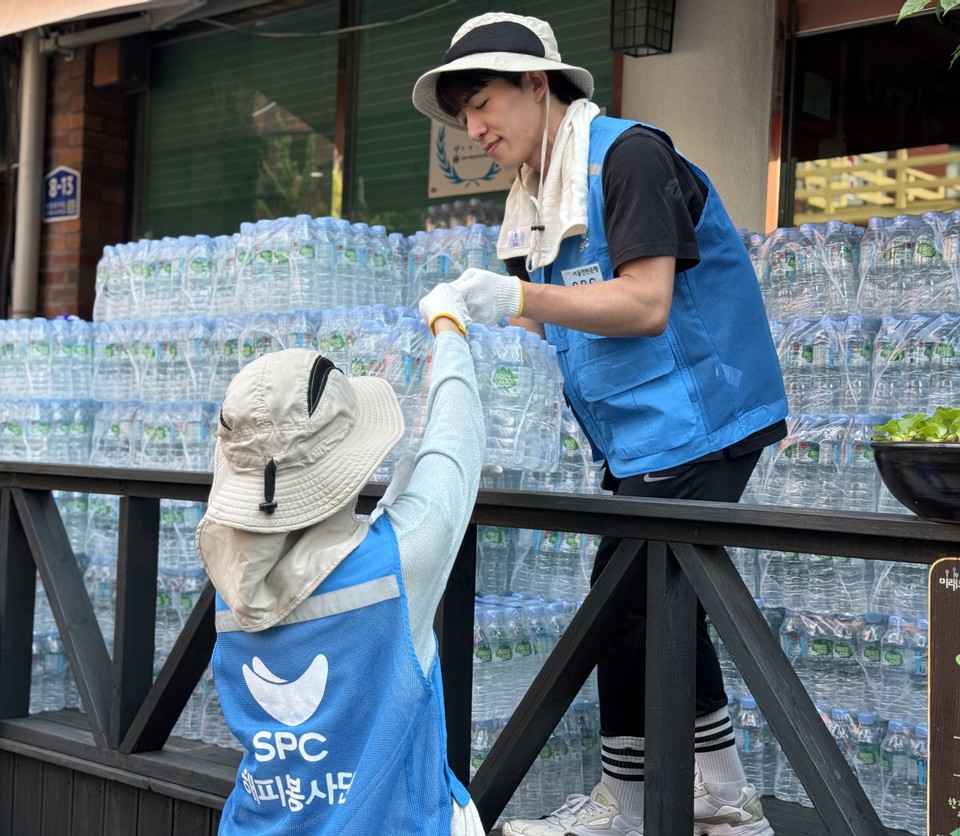 지난 5일 SPC그룹 임직원들이 서울 용산구 한강로동 주거단지에서 폭염으로 어려움을 겪고 있는 취약계층에게 전달할 생수를 나르고 있다. 사진=SPC그룹