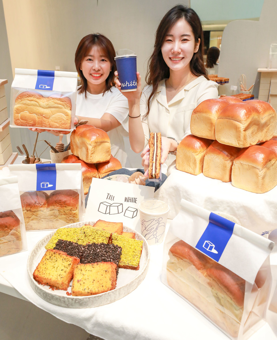 7일 오전, 서울 영등포구 더현대 서울 2층에 오픈한 현대백화점 자체 카페 브랜드 '틸화이트'에서 직원들이 대표 상품을 소개하고 있다. 사진=현대백화점