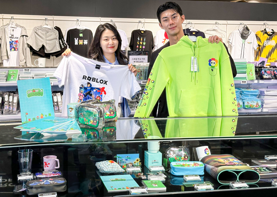 경기도 성남시 분당구에 위치한 현대백화점 판교점 지하 1층 대행사장 로블록스 팝업스토어에서 직원들이 공식 한정판 굿즈를 소개하고 있다. 사진=현대백화점