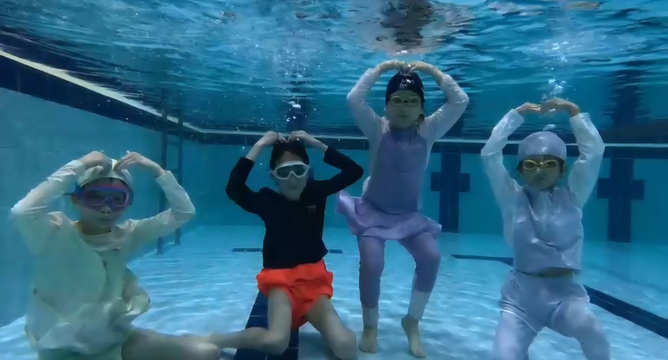 재단법인 인천시 여성가족재단(대표 김미애, 이하 재단)은 방학기간 물놀이 사고 예방을 위해 지역사회 소외계층(아동복지시설) 여자 아동·청소년을 대상으로 생존수영 프로그램을 운영했다고 밝혔다. 사진=인천시 여성가족재단