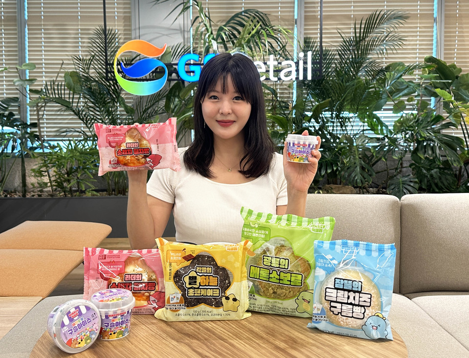 모델이 GS25x픽셀리 협업 상품을 소개하고 있다. 사진=GS리테일