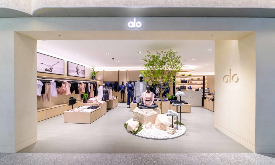 현대백화점은 8일 더현대 서울 2층에 미국의 프리미엄 라이프스타일 브랜드 ‘알로(Alo)’ 매장을 오픈했다고 밝혔다. 더현대 서울 2층 알로 매장에서 전경. 사진=현대백화점