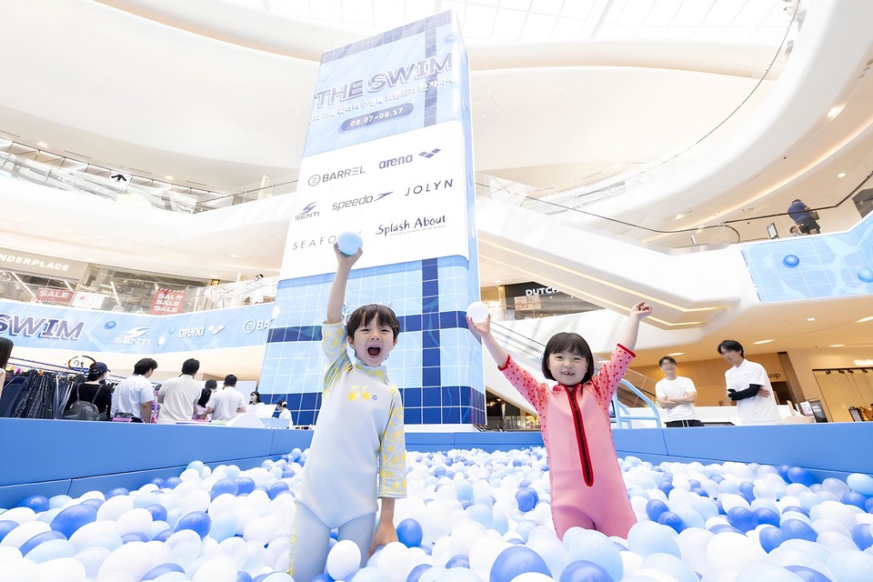 스타필드 고양에 열린 스윔웨어 특별전 ‘더 스윔(The Swim) 2025(8/7~8/17)’ 내 볼풀존에서 어린이 모델들이 신나게 놀고 있다. 사진=신세계