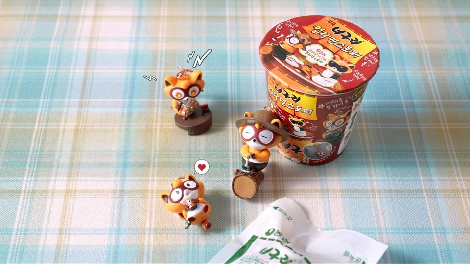 농심이 토이트론과 함께 컵라면 전용 뚜껑 홀더 ‘너구리 컵라면 스토퍼’ 를 개발하고 판매를 시작했다고 밝혔다. 사진=농심 