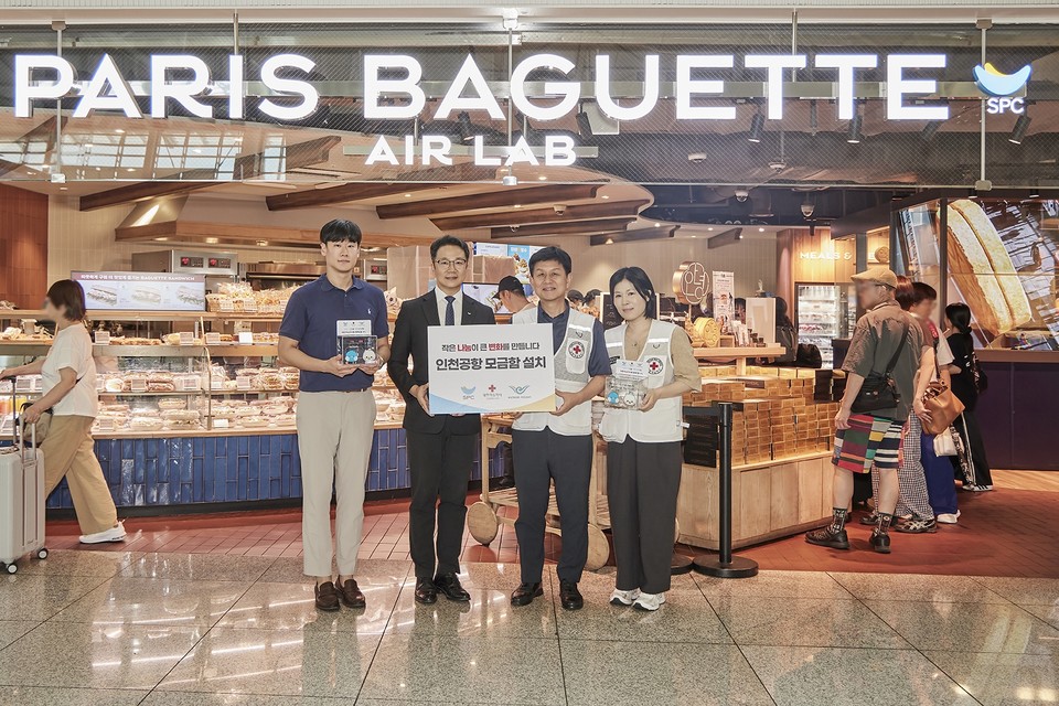 ‘파리바게뜨 인천공항 에어랩’에서 5일 대한적십자사 인천광역시지사 홍성조 사무처장(가운데에서 오른쪽)과 SPC행복한재단 백승훈 사무국장(가운데에서 왼쪽)이 인천공항 내 SPC 계열 브랜드 매장에 모금함을 설치하고 기념촬영을 하고 있다. 사진=SPC그룹