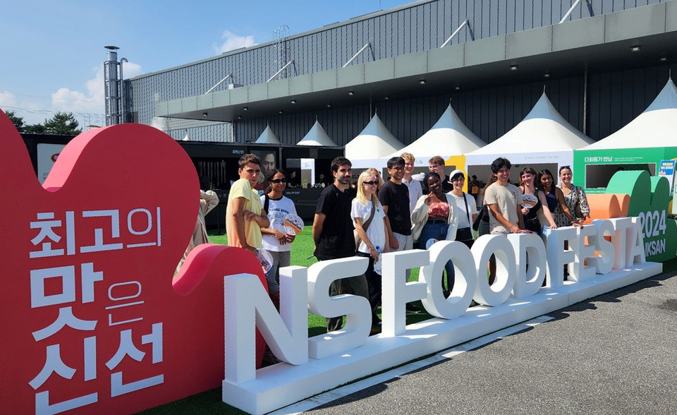 NS홈쇼핑과 익산시가 공동 주최하는 국내 대표 식문화 축제 'NS 푸드페스타2025’에서 올해 처음 글로벌 라면 경연 부문이 신설돼 오는 18일까지 신청 접수를 받고 있다고 11일 밝혔다. 사진= NS홈쇼핑