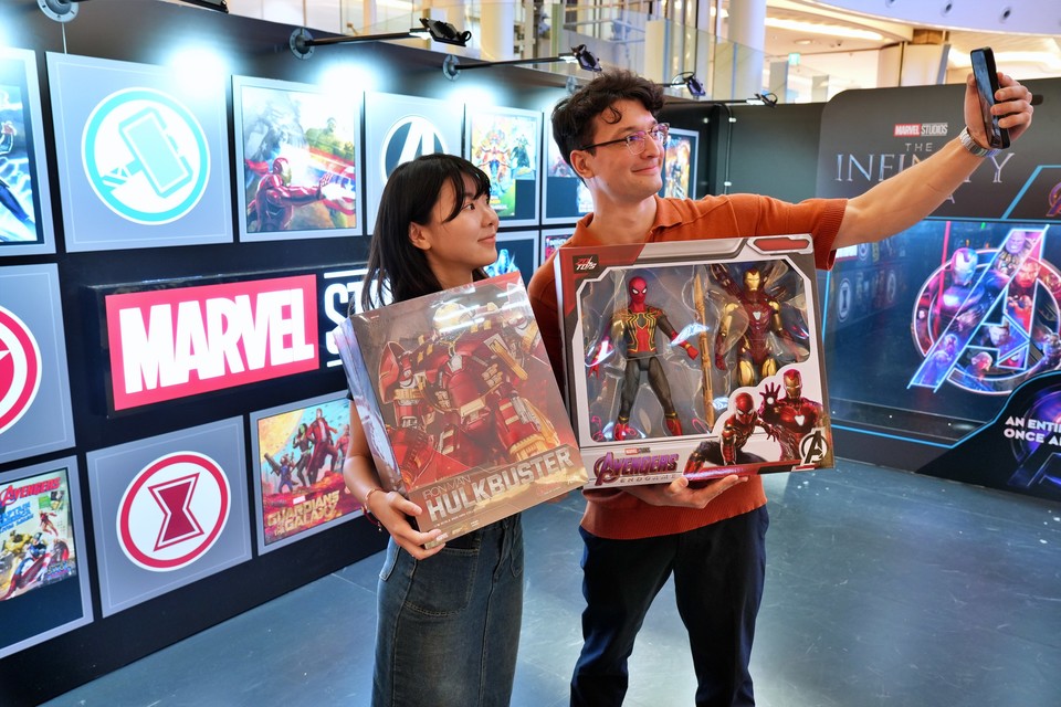 서울시 송파구 신천동에 위치한 롯데월드몰점 1층 아트리움 광장에서 진행 중인 '마블리부트' 팝업스토어에서 고객이 상품을 들고 있다. 사진=롯데벡화점