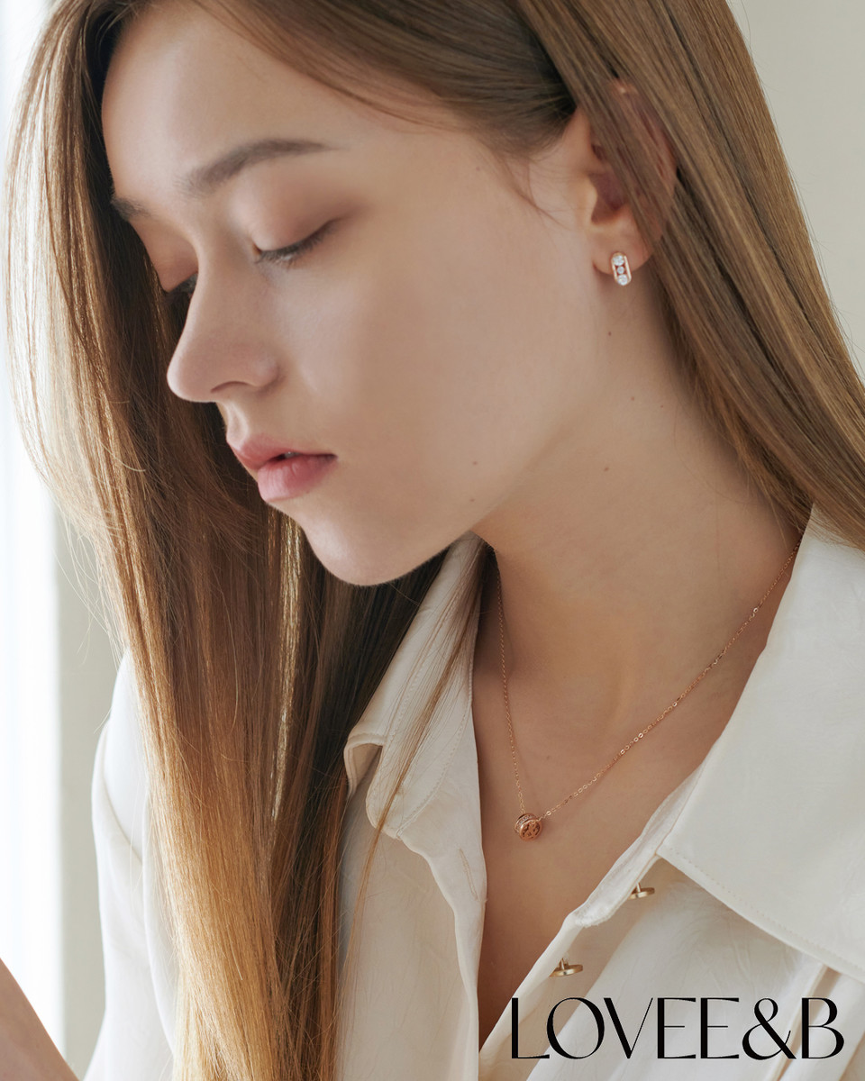 당당하고 주체적인 삶을 추구하는 여성 주얼리 브랜드 ‘러비앤비(LOVEE&B)’가 출근부터 퇴근까지 직장인의 하루를 주얼리 스타일링으로 제안하는 팝업스토어 ‘At Work’를 오는 8월 13일부터 26일까지 서울 종로구 서순라길 스페이스42 쇼룸에서 선보인다고 밝혔다. 사진=러비앤비
