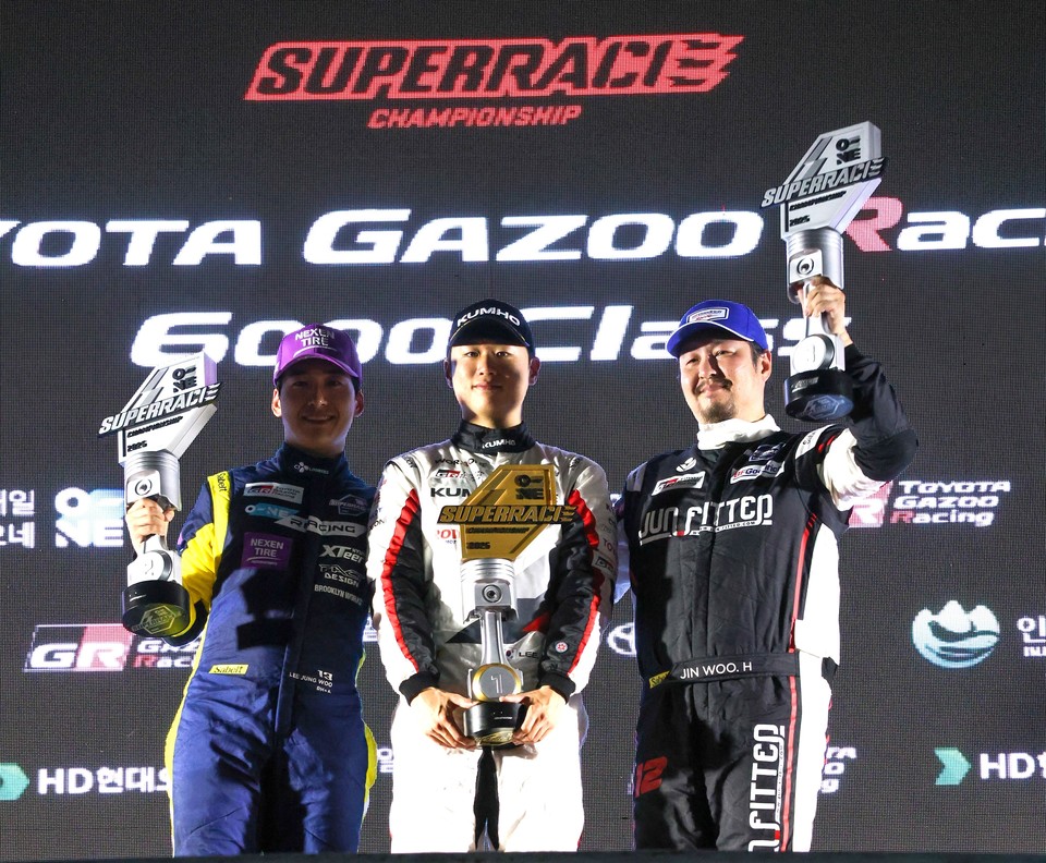 슈퍼레이스 5라운드 6000클래스에서 우승을 한 이창욱(가운데)과 2위 이정우(왼쪽), 3위 황진우(오른쪽)가 포디움에서 기념 촬영을 하고 있다. 사진=금호타이어