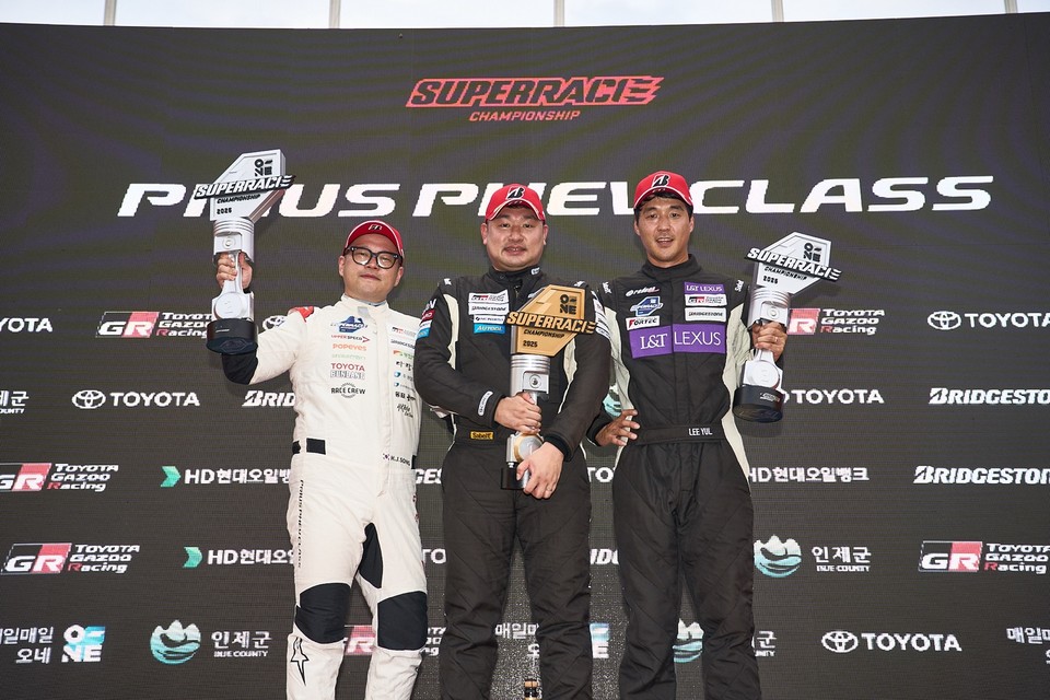 브리지스톤 후원 2025 오네 슈퍼레이스 챔피언십 토요타 프리우스 PHEV 클래스 4차전애서 강창원(가운데)이 우승 트로피를 들어올렸다. 사진=브리지스톤