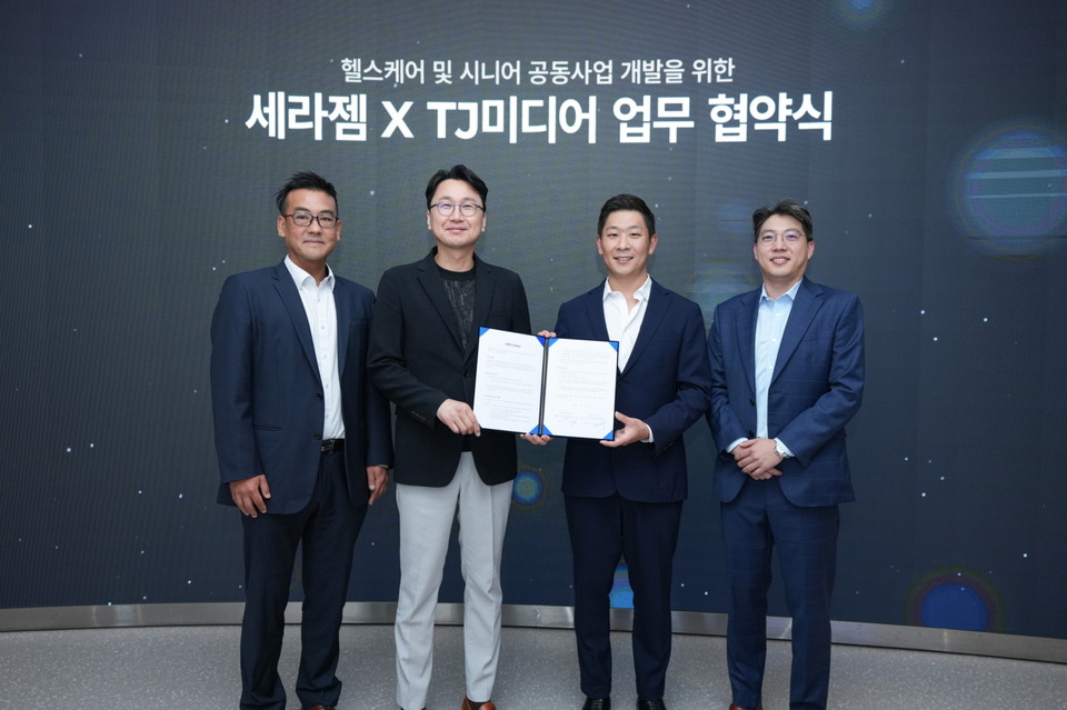 (왼쪽부터) 세라젬의 조용준 미래전략추진단 전무, 이경수 대표이사 사장과 티제이미디어의 윤나라 대표, 윤재용 전략기획본부 이사가 MOU를 체결하며 기념 촬영을 하고 있다. 사진=세라젬