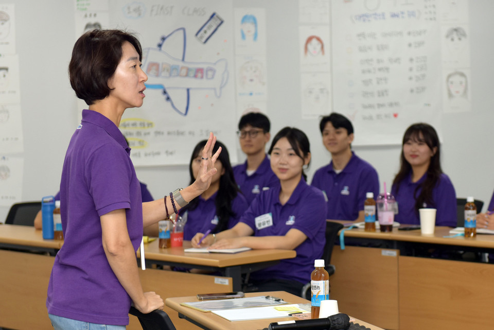 송미선 대표(왼쪽)가 하나투어 46기 인턴사원을 대상으로 강의를 진행하고 있다. 사진=하나투어