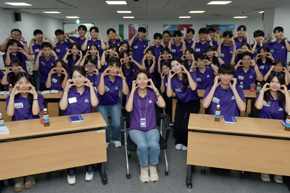 송미선 대표(가운데)와 하나투어 46기 인턴사원들이 사진 촬영을 하고 있다. 사진=하나투어