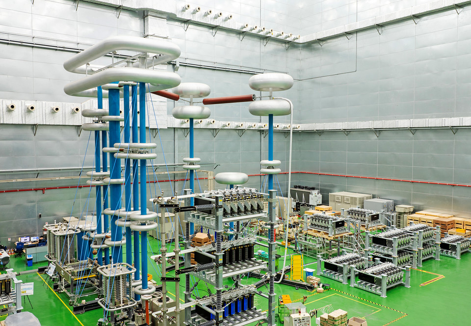 LS일렉트릭 부산 공장에서 HVDC 설비를 시험 하고 있는 모습. 사진=LS그룹