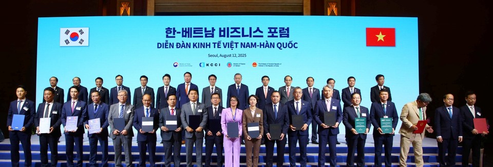 두나무와 베트남 밀리터리뱅크는 12일 서울 롯데호텔에서 열린 '한·베트남 비즈니스 포럼'에서 기술 제휴 양해각서(MOU)를 체결했다. 오경석 두나무 대표, 류 쭝 타이 밀리터리뱅크 회장 등 한국과 베트남 양국 정부·기관·기업인들이 기념 촬영을 하고 있다. 사진=두나무