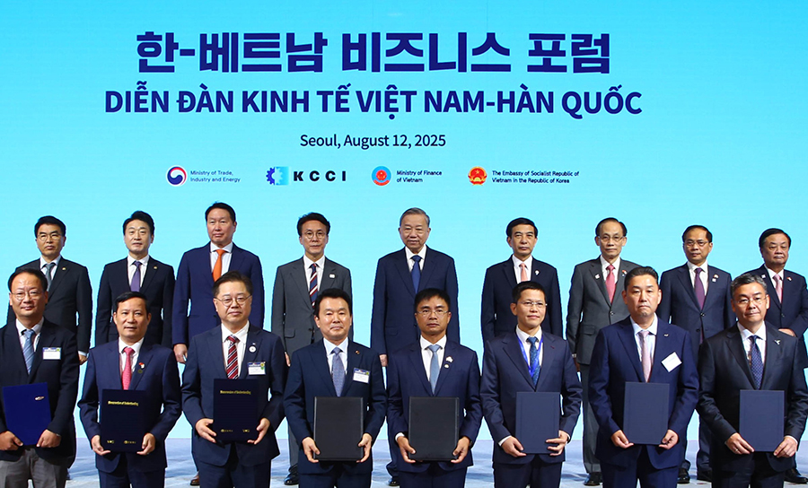 지난 12일 서울 중구 롯데호텔서울에서 열린 ‘한-베트남 비즈니스 포럼’에서 이상호 LS에코에너지 대표(앞줄 오른쪽부터 2번째), 쩐 호 박 PTSC 사장(앞줄 오른쪽부터 3번째), 레 만 끄엉 PVN 부사장(앞줄 오른쪽 1번째) 등이 기념 촬영을 하고 있다. 사진=LS에코에너지