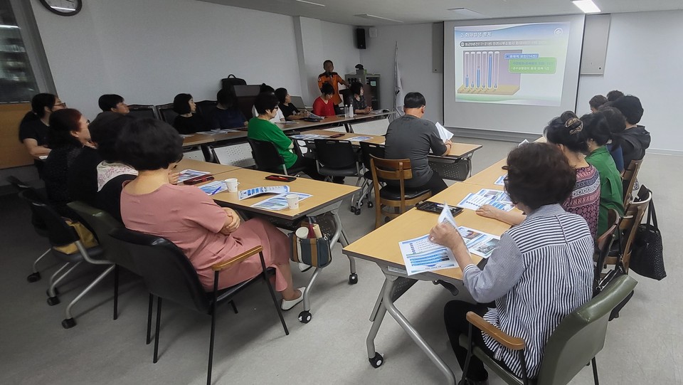 인천시(시장 유정복)는 13일 서구 가좌4동 행정복지센터에서 지역 통장 25여 명을 대상으로 ‘화학사고 대응요령 교육’을 했다고 밝혔다. 사진=인천시