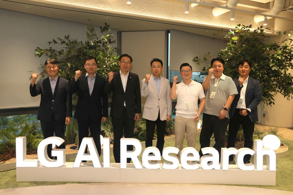 특허청(청장 김완기)은 지난 13일 오후 LG AI연구원(서울 강서구)과 지식재산 분야 인공지능 협력 강화를 위한 현장소통 간담회를 개최했다고 밝혔다. 김완기 특허청장(왼쪽에서 세 번째)이 ‘LG AI연구원 현장소통 간담회’를 마치고 참석자들과 기념촬영을 하고 있다. 사진=특허청