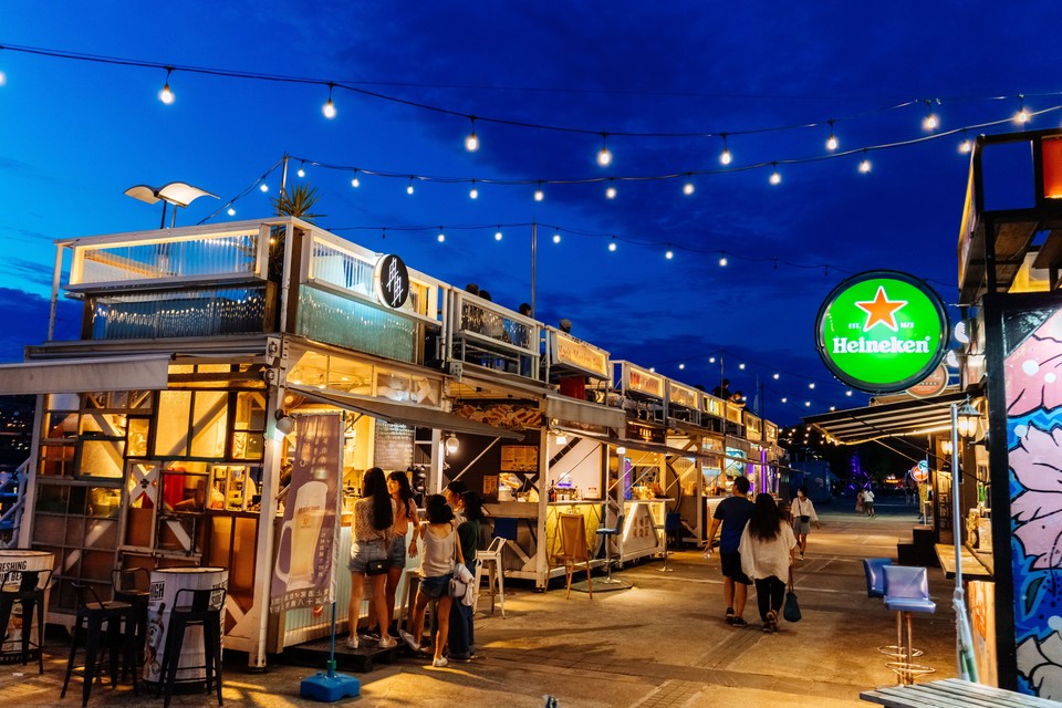 해질무렵이면 열리는 따다오청의 컨테이너 마켓. 사진=대만관광청 