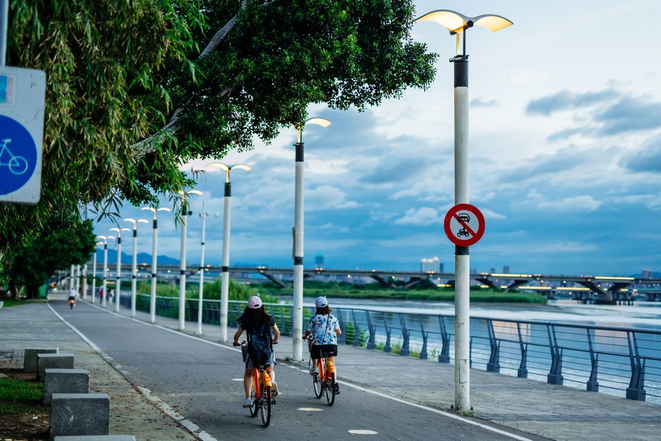 최근 한국에서 인기를 끌고 있는 야간 러닝과 자전거 투어도 따따오청 부두에서 즐길 수 있다. 사진=대만관광청