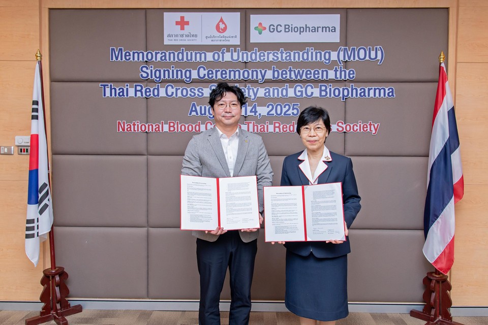 박형준 GC녹십자 오창공장 본부장(왼쪽)과 두차이 차이와니치시리(Dootchai Chaiwanichsiri) 태국 적십자사 혈액원장이 지난 14일 태국 적십자사에서 '혈장분획제제 전문 인력 양성·교육 협력을 위한 전략적 업무협약'을 체결한 후 기념촬영을 하고 있다. 사진=GC녹십자