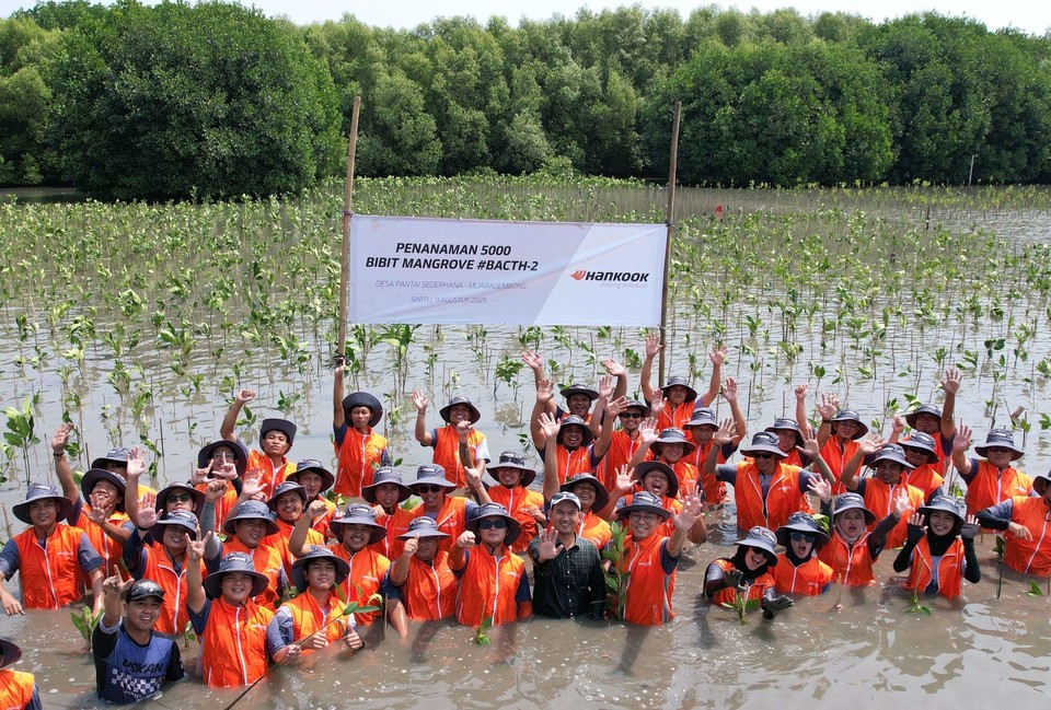 인도네시아공장 임직원들이 맹그로브 식재 봉사활동 기념으로 단체 사진을 촬영하고 있다. 사진=한국타이어