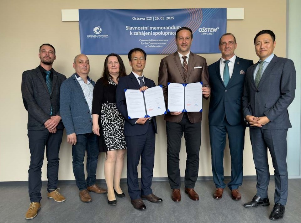김기덕 오스템임플란트 유럽총괄법인장(왼쪽 네 번째) 등 오스템임플란트 관계자들과 체코 Ostrava University 관계자들이 지난 5월 체코에서 치의학과 교육 지원을 골자로 협력 계약을 체결한 후 기념촬영을 하고 있다. 사진=오스템임플란트