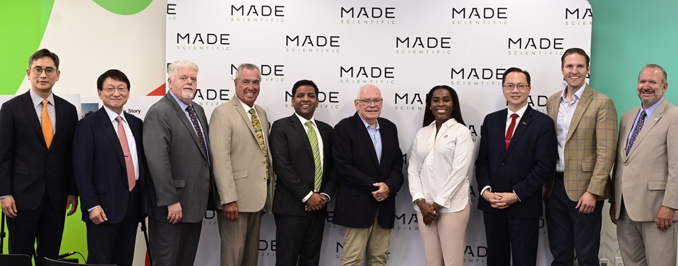 허용준 GC 대표(왼쪽 첫 번째), 허일섭 GC 회장(왼쪽 두 번째), 사이드 T. 후세인 메이드 사이언티픽 대표(왼쪽 다섯 번째) 외 임직원과 주 정부 관계자들이 지난 13일(현지 시간) 미국 뉴저지주 프린스턴에서 열린 신규 GMP 제조시설과 미국 본사 개소 기념식에서 기념촬영을 하고 있다. 사진=GC