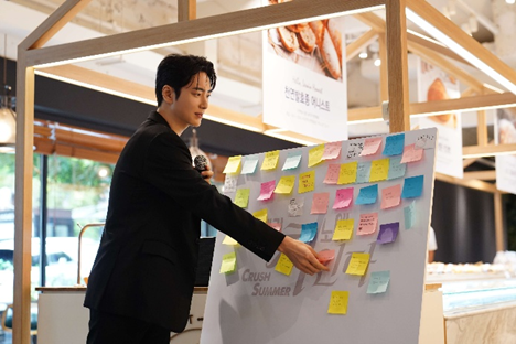 지난 13일 엔제리너스 석촌호수 D/I점에서 진행된 이준혁 배우 팬사인회 현장. 사진=롯데GRS