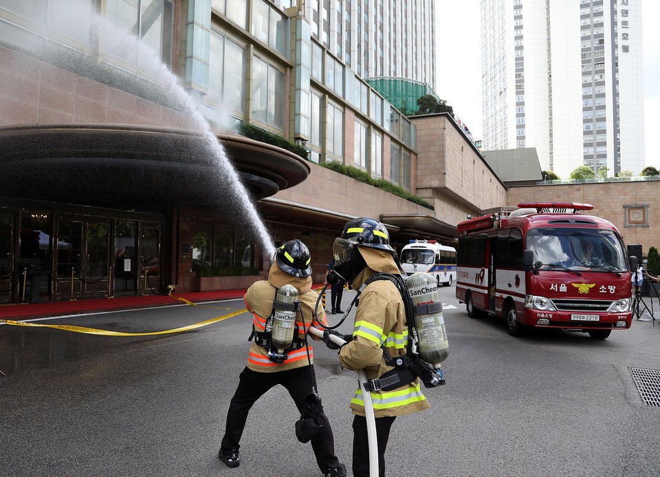 지난 19일 서울 소공동에 위치한 롯데호텔 서울에서 민‧관‧군‧경이 함께 위기 상황 대응 체계를 점검하기 위해 열린 ‘2025년 테러 대응 관계기관 합동훈련’ 현장 모습. 사진=롯데호텔앤리조트