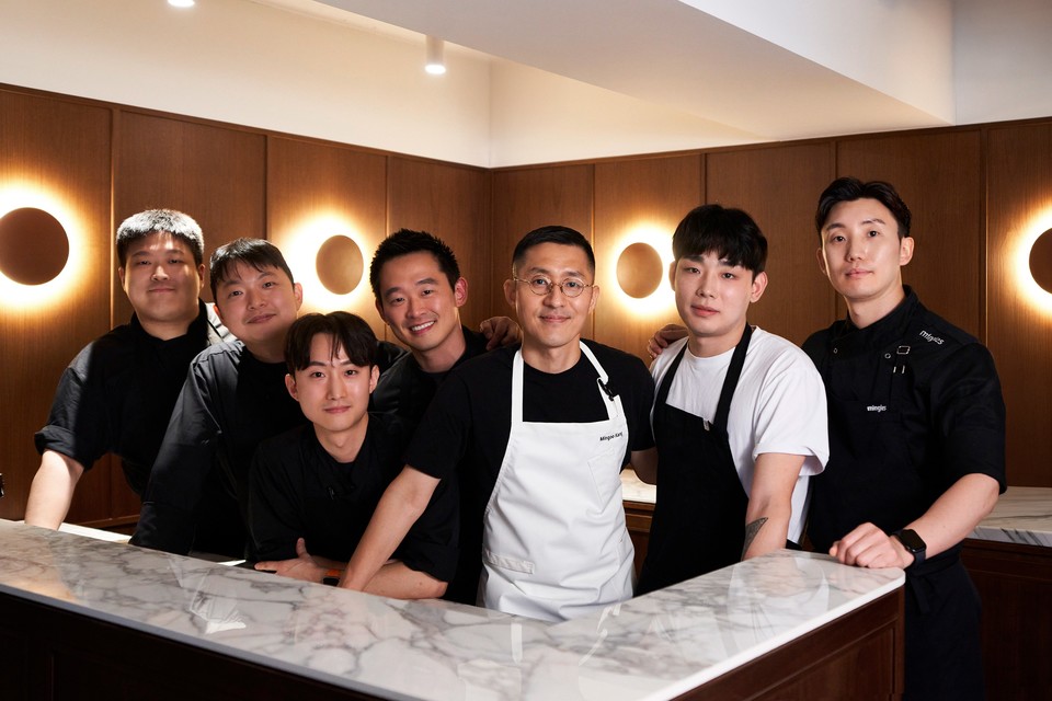 파라다이스 컬리너리랩 총괄 컨설턴트 강민구 셰프(왼쪽 다섯 번째)가 20일 컬리너리랩 네트워킹 공간에서 컬리너리랩 팀원들과 함께 기념 촬영을 하고 있다. 사진=파라다이스