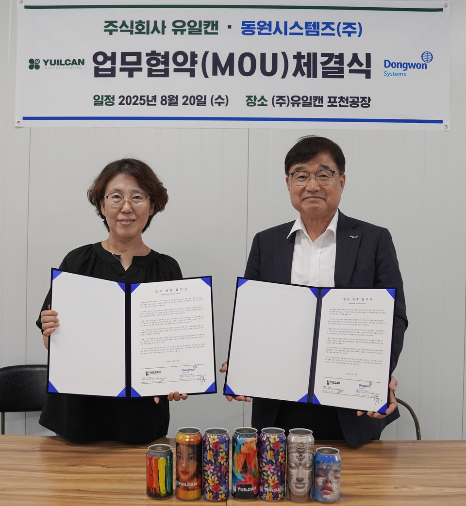 20일 경기도 포천시 유일캔 본사에서 서범원 동원시스템즈 대표(오른쪽)와 김현숙 유일캔 대표(왼쪽)가 업무 협약을 맺고 기념 촬영을 하고 있다. 사진=동원시스템즈